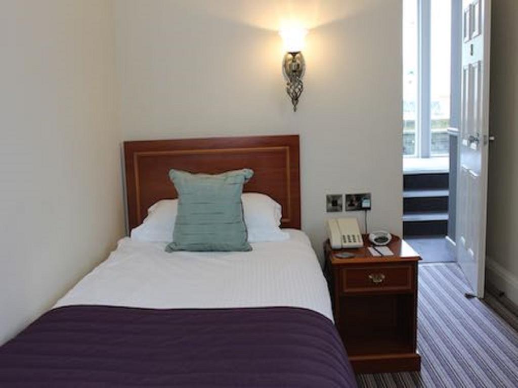 The Wyastone Hotel Cheltenham Room photo