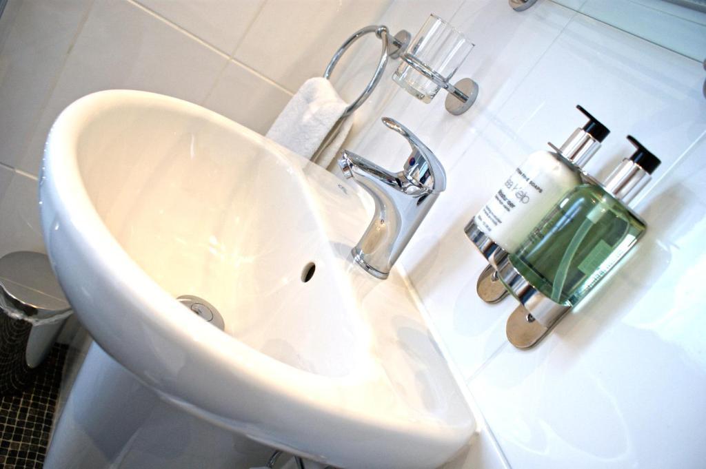 The Wyastone Hotel Cheltenham Room photo